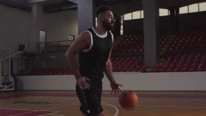 백인 직업 1 라이프스타일 남자 유럽 스포츠 포즈 공 놀이 농구 실내 건강 사람 성인 내부 세명 운동복 달리기 운동 바구니 힘 게임 수비 결심 집중 연습 블라우스 근육질 동영상 법정 심각 어려움 운동가 튕기기 플레이어 4K MOV 해외동영상 클립영상 서양인 옷 나라 컨셉 상의 모션 근육 생활 구기 몸매 파일형식