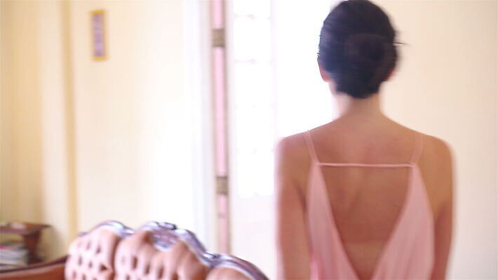 백인 라이프스타일 응시 드레스 여자 행복 창문 호텔 휴식 아파트 주택 갈색머리 건강 한명 사람 성인 야외 뷰티 유행 평화 우주 공백 발코니 흰색 잡기 도시 그림 휴양지 감탄 아바나 옛날 이국적 카피스페이스 4K MOV 해외동영상 클립영상 서양인 1 헤어스타일 시선 옷 감정 컬러 컨셉 모션 숙소 건물 생활 장소 동영상 파일형식