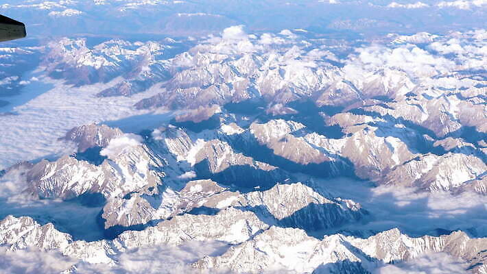 여행 창문 교통시설 하늘 날씨 산 비행기 안테나 미술 사람없음 중국 분위기 항공 제트기 엔진 대패 로키산맥 수평선 4K MOV 해외동영상 클립영상 아시아 교통 컨셉 통신 항공교통 문화예술 대중교통 시설 동영상 파일형식