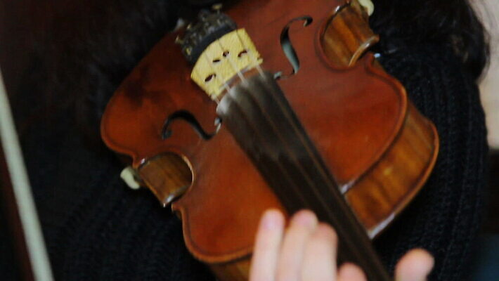 직업 줄 악기 음악 놀이 실내 미술 사람없음 목재 소리 콘서트 공연 음악가 기구 클래식 바이올린 예술가 첼로 바이올리니스트 오케스트라 교향곡 멜로디 뮤지컬 비올라 완벽 플레이어 MOV 해외동영상 클립영상 나무 컨셉 재료 현악기 문화예술 이벤트 내부 연주자 악단 동영상 파일형식 찰현악기