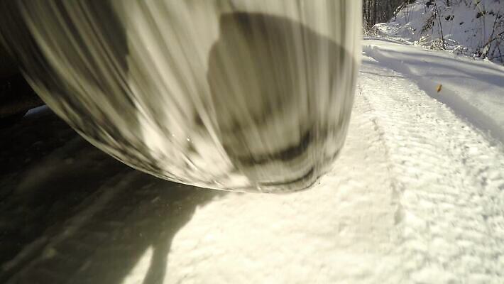 도로 스포츠 여행 백그라운드 겨울 부분 교통시설 모션 자동차 새로움 거리 사람없음 옆모습 얼음 힘 공연 바퀴 시원함 속도 무역 서리 타이어 모터 유지 혁명 과속 블러 선로 자동 스타일 비어있는 4K MP4 해외동영상 클립영상 레이스천 자연요소 계절 산업 길 육상교통 뷰포인트 교통 컨셉 이벤트 직물 시설 동영상 파일형식