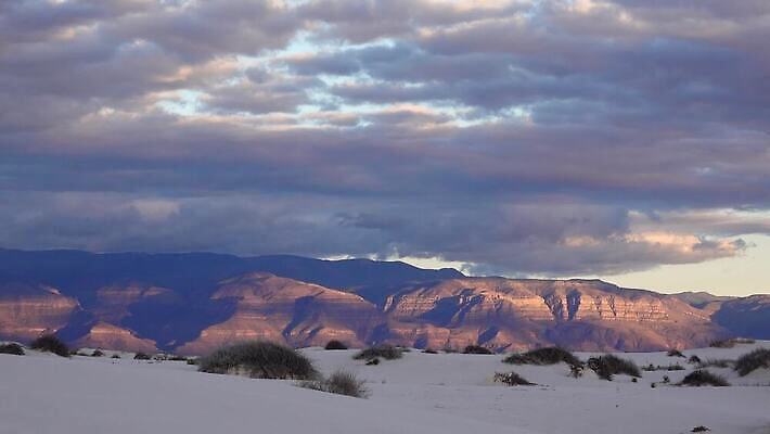 식물 공원 모래 파도 조각 여행 패턴 곡선 자연 하늘 새로움 건조 풍경 사람없음 파란색 모래사장 일출 미국 일몰 사막 흰색 황무지 모래언덕 언덕 질감 가뭄 기념물 천연기념물 내추럴 뉴멕시코 잔물결 전국 지질학 4K MP4 해외동영상 클립영상 공공시설 교육 물결 선 바다 컬러 컨셉 북아메리카 무늬 날씨 노을 생태계 동영상 파일형식