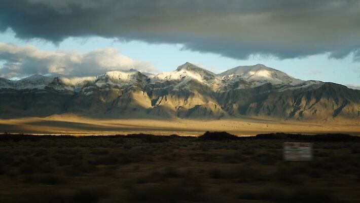구름 도로 모래 여행 자동차 자연 산 건조 사람없음 미국 새벽 운전 자유 고속도로 황무지 분위기 황금 땅 매움 가뭄 사암 자동 지질학 특별함 1인칭시점 4K MP4 해외동영상 클립영상 자연요소 시선 교육 길 육상교통 컨셉 북아메리카 교통시설 모션 날씨 돌_바위 맛 생태계 동영상 파일형식
