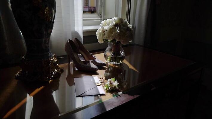 전통 커플 기념일 꽃 꽃다발 결혼 신발 2 장신구 결혼식 남편 함께함 선물 사랑 사람없음 빛 유행 금속 흰색 축하 반지 쌍 황금 고급 은색 보석 심볼 다이아몬드 약혼 백금 제안 스타일 MOV 해외동영상 클립영상 식물 감정 컬러 컨셉 관계 재질 이벤트 광석 약속 동영상 파일형식