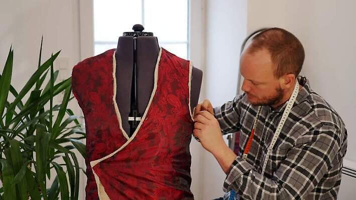 직업 디자인 옷 산업 선 비즈니스 실내 줄자 한명 정장 유행 재킷 장비 흰색 직물 비즈니스맨 작업실 바느질 디자이너 측정 오브젝트 분필 테이프 재단 재단사 진행 바늘땀 핸드메이드 스타일 4K MP4 해외동영상 클립영상 1 남자 컬러 문구용품 자 사람 내부 외투 직장인 초크 동영상 파일형식