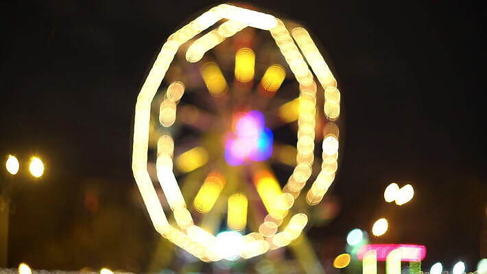 공원 실루엣 컬러 포즈 백그라운드 이동 모션 추상 휴가 조명 사람없음 아웃포커스 빛 기쁨 바퀴 원형 끝 승차 야간 무서움 속도 회전 보케 문학 회전목마 공평 종료 그만 다이오드 블러 주도 유흥 4K MOV 해외동영상 클립영상 자연요소 도형 공공시설 감정 컨셉 무늬 촬영기법 예절 놀이기구 동영상 파일형식