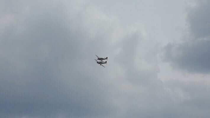 구름 하늘 비행기 안테나 사람없음 파란색 세계 힘 수확 골동품 역사 작음 파일럿 공군 항공 복고 군용 프로펠러 전쟁 쇼 해군 제트기 에어쇼 대패 옛날 착륙 폭격기 MOV 해외동영상 클립영상 자연요소 직업 무기 컬러 농업 통신 항공교통 대중교통 군대 크기 동영상 파일형식