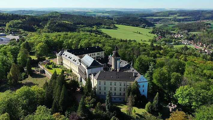 외관 공원 여행 건축양식 주택 안테나 파노라마 풍경 사람없음 야외 건물 탑 정원 궁전 바위 시골 성 중세 역사 숲 체코 고딕 랜드마크 르네상스 보헤미아 안뜰 옛날 왕국 조감도 4K MP4 해외동영상 클립영상 건축물 공공시설 건축 유럽 고건축 통신 촬영기법 돌_바위 동영상 파일형식