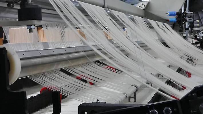 디자인 산업 선 줄 컬러 패턴 부분 공장 사람없음 유행 기계 장비 직물 면 업무 실 닫기 제조 실크 천 묘사 질감 회전 롤 실타래 섬유 짜임 양모 돌리기 짜기 MP4 해외동영상 클립영상 무늬 공업 모션 작업 동영상 파일형식