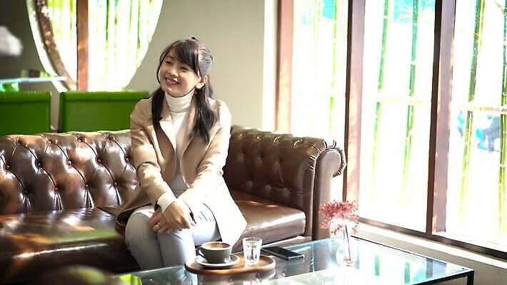 직업 라이프스타일 여자 행복 커피 음료 이동 돈 비즈니스 모바일 한명 미소 사람 동양인 금융 스마트폰 핸드폰 상점 디지털 식당 카페 바 웨이트리스 종업원 웨이터 계산대 무선전화기 고객 직원 서비스 전자 결제 바리스타 카페테리아 소매 계산원 체크아웃 터미널 뉴노멀 4K MP4 해외동영상 클립영상 1 감정 컨셉 표정 인종 생활 경제 전자제품 스마트기기 재산 전화기 동영상 파일형식