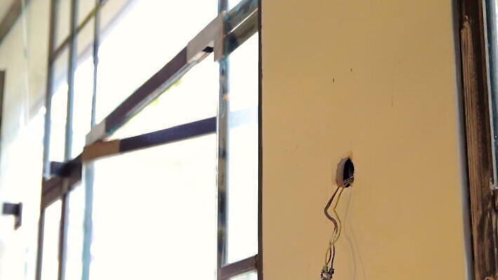 디자인 산업 벽 비즈니스 아파트 주택 실내 사람없음 내부 건물 빛 사무실 힘 카페 방 건설현장 에너지 흰색 수리 콘센트 코드 연결 위험 땅 생태계 철사 시스템 스위치 노출 미장 석고 설치 개조 배선 비어있는 MOV 해외동영상 클립영상 건축물 컬러 컨셉 건설업 상점 한자 동영상 파일형식