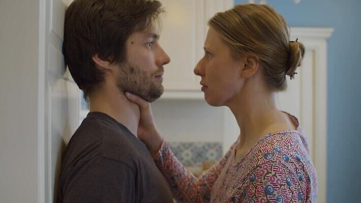 백인 커플 얼굴 결혼 가족 관계 결혼식 남편 주택 실내 두명 고통 분노 짜증 아내 폭력 좌절 닫기 싸움 문제 소셜 이슈 남용 표현성 4K MP4 해외동영상 클립영상 서양인 감정 컨셉 모션 사람 이벤트 내부 건물 신체부위 사회이슈 동영상 파일형식