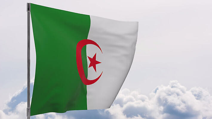 배너 물결 백그라운드 하늘 바람 사람없음 파란색 흰색 깃발 깃대 봉 애국심 알제리 전국 4K MOV 해외동영상 클립영상 자연요소 컬러 아프리카 날씨 동영상 파일형식