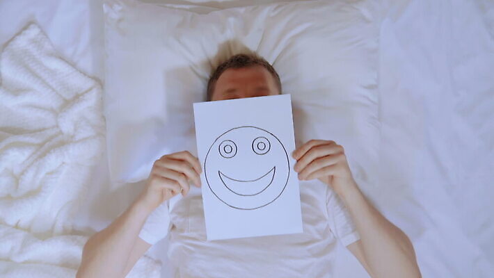 백인 1 학생 라이프스타일 남자 행복 감정 얼굴 아침 주택 한명 미소 사람 성인 취미 기쁨 침실 흰색 침대 최고 즐거움 긍정 코믹 사방 혼자 자극 MOV 해외동영상 클립영상 주간 서양인 컬러 가구 컨셉 표정 건물 생활 신체부위 동영상 파일형식