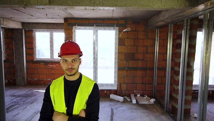 백인 직업 모자 남자 산업 얼굴 비즈니스 공장 성공 노동자 직장 한명 안전 사람 성인 내부 건물 노란색 장비 도구 조끼 업무 작업 자신감 엔지니어 보호 망치 안전모 헬멧 주머니 땅 아래 시설 테이프 형광등 공학 건축업자 프로젝트 4K MOV 해외동영상 클립영상 서양인 1 건축물 잡화 교육 건축 감정 컬러 컨셉 회사 공업 문구용품 전등 신체부위 외투 공구 기술자 안전장비 보호장비 방향 위치 동영상 파일형식