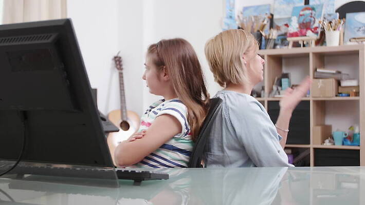 백인 여학생 여자 딸 어린이 가족 탁자 엄마 주택 함께함 실내 사람 소녀 성인 두명 10대 부모 분노 충돌 문제 사춘기 4K MOV 해외동영상 클립영상 서양인 학생 감정 가구 컨셉 관계 청소년 내부 건물 동영상 파일형식