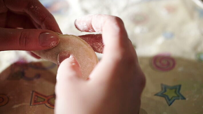 전통 손 여자 음식 주택 육류 요리 사람없음 식사 닫기 반죽 러시아 만들기 밀가루 폭식 러시아인 스터핑 우크라이나 MOV 해외동영상 클립영상 서양인 유럽 식재료 모션 사람 건물 신체부위 가루 동영상 파일형식