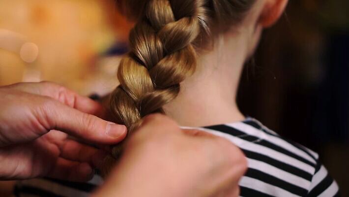 드레스 여자 딸 행복 어린이 가족 관계 엄마 주택 함께함 한명 미소 성인 목재 부모 컬러풀 금발 머리 주방 줄무늬 기쁨 방 붓 머리빗 잠 편안함 조심 고립 돌봄 타격 텅스텐 장식술 MP4 해외동영상 클립영상 나무 1 헤어스타일 옷 감정 컬러 컨셉 무늬 재료 모션 표정 사람 건물 신체부위 장식 미용용품 감각 원소 동영상 파일형식