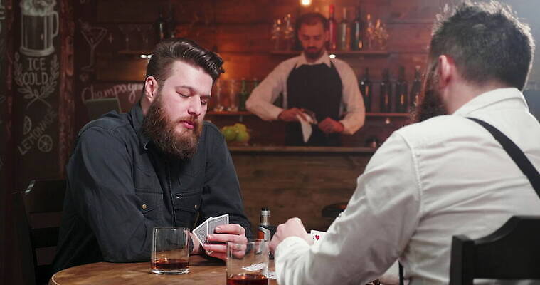 백인 라이프스타일 남자 통신 놀이 탁자 주택 함께함 실내 앉기 취미 친구 경쟁 우정 기쁨 도전 게임 잡기 바 신용카드 그룹 도박 연기 집중 버번 옛날 위스키 4K MOV 해외동영상 클립영상 서양인 감정 가구 컨셉 관계 모션 주류 사람 내부 건물 생활 금융 동영상 파일형식