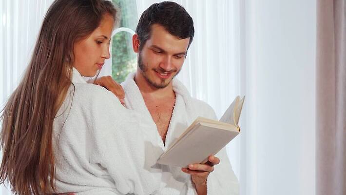 라이프스타일 웰빙 커플 기념일 행복 감정 여행 결혼 통신 가족 관계 호텔 결혼식 아침 휴가 주택 함께함 사랑 내부 두명 책 기쁨 신혼여행 목욕가운 고급 읽기 휴양지 긍정 문학 유대감 4K MOV 해외동영상 클립영상 주간 컨셉 모션 숙소 사람 이벤트 건물 생활 장소 가운 동영상 파일형식