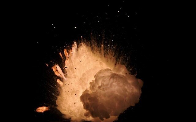 백그라운드 오렌지 공 모션 불 추상 사람없음 빨간색 노란색 3D 우주 검은색 에너지 소용돌이 뜨거움 투명 연기 휘발유 큼 폭발 폭발물 폭탄 속도 화재 먼지 가스 충격 연소 고립 광 엘리먼트 MOV 해외동영상 슬로모션 클립영상 자연요소 무기 컬러 무늬 과일 촬영기법 회오리 석유 크기 사건 디지털합성 동영상 파일형식