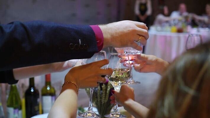 백인 손 여자 기념일 남자 음료 결혼 와인잔 응원 유리 성공 휴가 기념 주류 사람 이벤트 성인 파티 식당 와인 축제 흰색 축하 알코올 잡기 칵테일 바 생일 액체 샴페인 토스트 유리그릇 메를로 양조장 스플래쉬 MOV 해외동영상 클립영상 서양인 그릇 빵 컬러 컨셉 술잔 모션 재질 신체부위 상점 동영상 파일형식