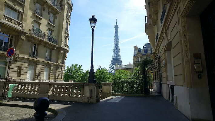 전통 외관 유럽 도로 여행 건축양식 하늘 지붕 휴가 거리 주택 미술 사람 풍경 사람없음 야외 건물 여름 도시풍경 여행객 탑 프랑스 수확 도시 보행로 장면 지역 타운 천연기념물 프랑스어 랜드마크 수도권 옛날 파리(프랑스) 4K MOV 해외동영상 클립영상 문자 건축물 계절 건축 나라 길 농업 교통시설 문화예술 동영상 파일형식