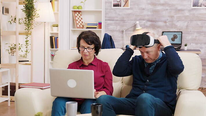 라이프스타일 커플 응시 남자 행복 안경 놀이 미래 새로움 고글 주택 기술 사람 여러명 컴퓨터 3D 디지털 헤드폰 게임 체험 무선전화기 호기심 하이테크 혁명 게이머 옛날 가상 가상현실 현실 획기적 4K MOV 해외동영상 클립영상 시선 잡화 감정 음향기기 다수 컨셉 관계 건물 생활 전자제품 전화기 디지털합성 동영상 파일형식