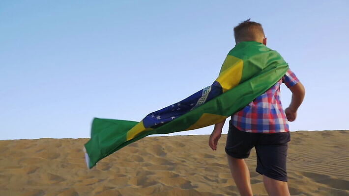 어린이 모래 파도 올림픽 하늘 날리기 바람 사람 소년 사람없음 야외 달리기 게임 깃발 우승 부채 망토 심볼 브라질 스카이라인 애국심 2016년 전국 타격 필승 브라질사람 MOV 해외동영상 슬로모션 클립영상 자연요소 남자 스포츠 바다 모션 놀이 날씨 촬영기법 최고 남아메리카 연도 동영상 파일형식