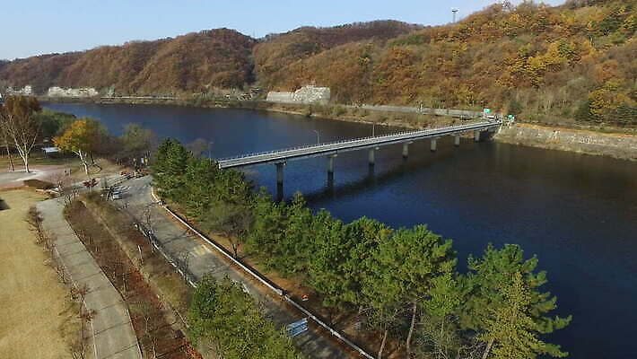 나무 디자인 공원 도로 여행 백그라운드 건축양식 하늘 아침 새로움 산 한국 안테나 사람없음 야외 건물 물 파란색 빛 강 흰색 시골 도시 고속도로 정상 작음 일반 남쪽 넘어짐 다음 드론 랜드마크 4K MOV 해외동영상 클립영상 주간 자연요소 식물 건축물 공공시설 건축 아시아 길 컬러 컨셉 통신 교통시설 모션 크기 방향 동영상 파일형식