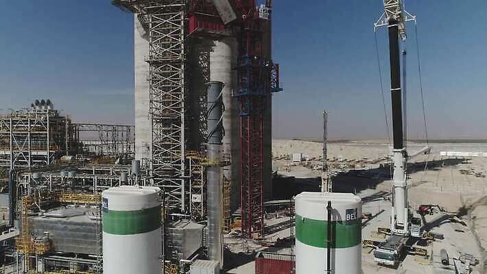 식물 산업 하늘 풍경 사람없음 야외 초록색 파란색 빛 글로벌 햇빛 태양 환경 탑 힘 재활용 장비 건설현장 사막 에너지 탐험 흰색 기름 석유 큼 기중기 생태계 태양에너지 가스 공학 개발 베터리 공급 4K MOV 해외동영상 클립영상 자연요소 건축물 교육 음식 컬러 건설업 중장비 그린에너지 크기 친환경 동영상 파일형식