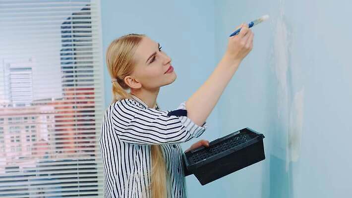 여자 꽃 벽 컬러 창문 아파트 주택 한명 내부 장식 인테리어 사무실 고층빌딩 페인트 방 공구 붓 업무 얼룩 그리기 수리 롤러 페인트붓 화가 DIY 업그레이드 4K MOV 해외동영상 슬로모션 클립영상 식물 직업 1 디자인 비즈니스 모션 촬영기법 사람 빌딩 취미 건물 도구 작업 동영상 파일형식