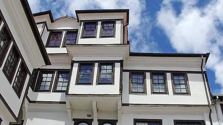 전통 유럽 문화 호수 여행 백그라운드 건축양식 하늘 지붕 휴가 산 거리 아파트 주택 파노라마 풍경 사람없음 야외 건물 물 여름 파란색 도시풍경 여행객 맑음 흰색 도시 성 역사 재산 묘사 언덕 타운 마케도니아 옛날 MP4 해외동영상 클립영상 자연요소 건축물 계절 건축 나라 컬러 날씨 촬영기법 사람 금융 동영상 파일형식 남유럽