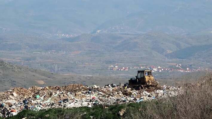 산업 가방 자연 풍경 사람없음 쌓기 환경 기계 재활용 손상 환경오염 오염 보호 위생 쓰레기 폐기물 파편 플라스틱 땅 거절 불도저 버리기 생태계 먼지 짐차 한조각 흙더미 낭비 경영 고물상 생태학 처리 4K MP4 해외동영상 클립영상 1 잡화 교육 컨셉 비즈니스 모션 자동차 재질 흙 중장비 친환경 동영상 파일형식 더미