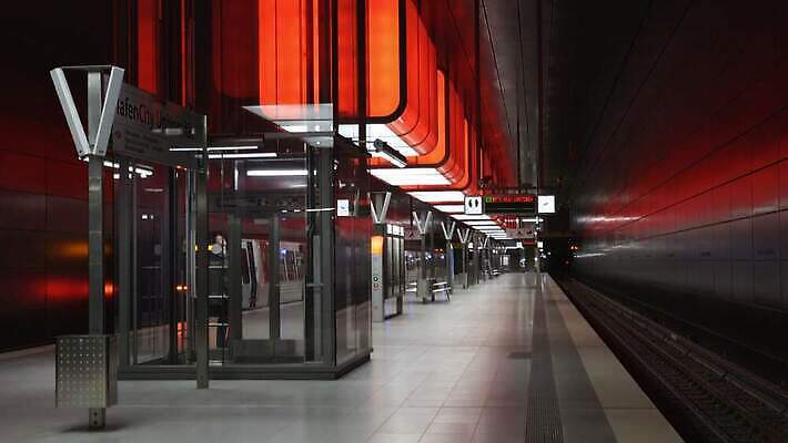 디자인 유럽 선 여행 백그라운드 이동 건축양식 교통시설 유리 미래 독일 사람없음 내부 건물 파란색 빛 사무실 계단 금속 기차 도시 시간 터널 전철 역 아래 속도 에스컬레이터 튜브 지하 일반 빛망울 대칭 함부르크 비어있는 4K MOV 해외동영상 클립영상 건축물 건축 나라 길 육상교통 컬러 교통 컨셉 비즈니스 재질 대중교통 방향 시설 위치 동영상 파일형식