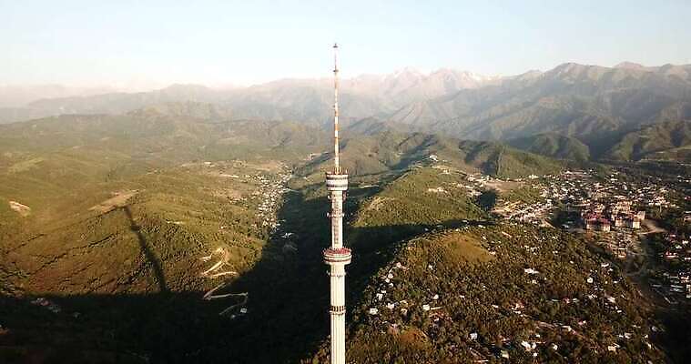 나무 유럽 아시아 여행 통신 자연 하늘 산 안테나 사람없음 일몰 언덕 스카이라인 항공촬영 드론 랜드마크 수도권 카자흐스탄 텔레비전타워 4K 알마티 MP4 해외동영상 클립영상 식물 나라 뷰포인트 노을 탑 생태계 지역 동영상 파일형식