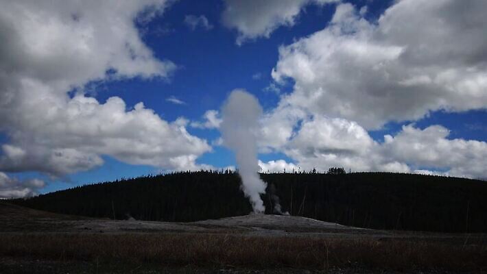 구름 여행 북아메리카 자연 하늘 휴가 파노라마 국립공원 풍경 사람없음 물 세계 여행객 미국 봄 에너지 액체 재산 수증기 숲 폭발 땅 언덕 내추럴 와이오밍 지열 4K MP4 해외동영상 클립영상 자연요소 계절 공원 촬영기법 아메리카 사람 금융 생태계 동영상 파일형식