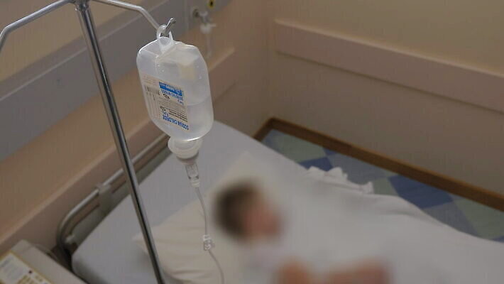 어린이 건강 병원 사람없음 치료 약 고통 장비 흐름 침대 긴급 도움 구출 떨어짐 질병 구급차 정맥 병실 순서 거짓말 돌봄 치유 투입 헬프 4K MOV 해외동영상 클립영상 감정 가구 컨셉 의학 모션 자동차 사람 혈관 동영상 파일형식