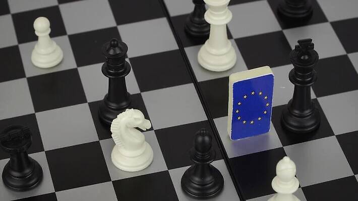 손 유럽 컨셉 관계 협력 영국 잉글랜드 협상 사람 사람없음 글로벌 유로 게임 깃발 체스 선택 계획 대표 토론 강의 투표 심볼 싸움 체스판 도미노 떠남 외교 위기 유럽연합 응답 전국 정부 정치 정치가 회원 4K MP4 해외동영상 클립영상 직업 나라 돈 비즈니스 모션 놀이 신체부위 선거 동영상 파일형식