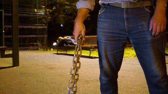 백인 공원 남자 무기 전등 관리 한명 사람 금속 힘 분노 잡기 도시 폭력 범죄 야간 저녁 위험 공격 무서움 충돌 위협 싸움 나쁜 압력 폭행 호러 4K MOV 해외동영상 클립영상 자연요소 서양인 1 공공시설 감정 컨셉 모션 재질 조명 사회이슈 공포 동영상 파일형식