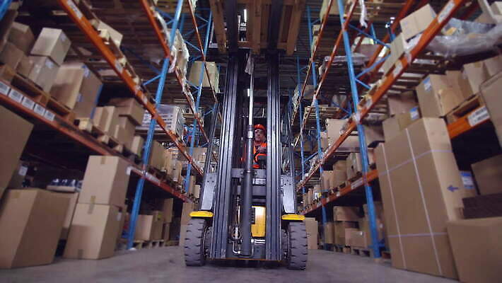 직업 남자 산업 이동 비즈니스 포장 공장 교통시설 모션 노동자 기술 한명 사람 내부 상자 금속 기계 장비 운전 화물 성장 운전사 제조 상품 창고 지게차 개발 리프팅 분배 운영자 4K MOV 해외동영상 클립영상 1 교통 컨셉 공업 재질 운송업 중장비 시설 동영상 파일형식