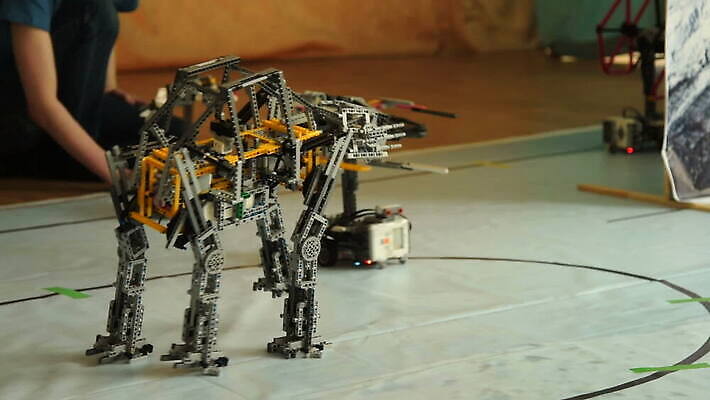 학생 교육 어린이 남학생 과학 포즈 교실 학교 수업 사람없음 스터디 장난감 기계 공연 업무 발표 로봇 러시아 재판 공학 몬스터 프로젝트 MOV 해외동영상 클립영상 남자 유럽 사람 이벤트 학습 작업 법 동영상 파일형식