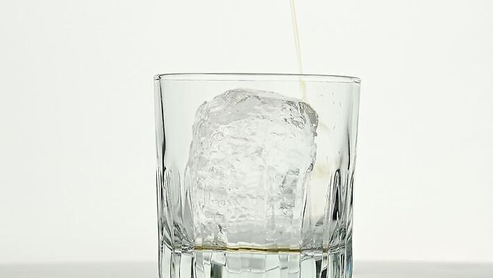 1 라이프스타일 문화 음료 로우앵글 백그라운드 유리 사람없음 옆모습 얼음 마시기 흰색 알코올 칵테일 바 투명 붓기 닫기 떨어짐 큼 가득함 큐브 상쾌 쏟아짐 고립 버번 브랜디 위스키 스플래쉬 카피스페이스 MOV 해외동영상 슬로모션 클립영상 자연요소 감정 뷰포인트 컬러 컨셉 모션 재질 주류 촬영기법 생활 공백 크기 동영상 파일형식