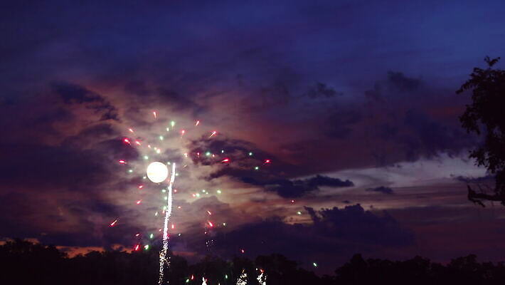 기념일 행복 크리스마스 캐나다 자연 휴가 불꽃 새해 기념 폭죽 불꽃놀이 이벤트 사람없음 파티 축제 미국 어둠 자유 보름달 달 축하 야간 폭발 달빛 경례 천문학 기념물 애국심 파열 빛망울 광 독립 독립기념일 크리스마스이브 4K MOV 해외동영상 클립영상 자연요소 교육 감정 컨셉 북아메리카 놀이 불 빛 인사 생태계 동영상 파일형식