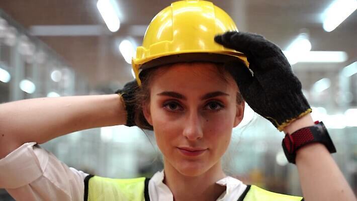 백인 직업 모자 여자 행복 산업 백그라운드 비즈니스 건축양식 성공 노동자 한명 미소 안전 사람 정장 건물 노란색 업무 비즈니스우먼 기술자 엔지니어 보호 감독 안전모 헬멧 건축가 땅 경영자 감독관 공학 건축업자 경영 계약자 프로젝트 건설근로자 4K MP4 해외동영상 클립영상 서양인 1 건축물 잡화 옷 교육 건축 감정 컬러 컨셉 표정 작업 직장인 안전장비 보호장비 계약 리더 동영상 파일형식