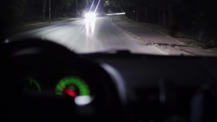 남자 도로 여행 이동 곡선 교통시설 모션 자동차 추상 거리 안전 사람없음 빛 검은색 어둠 황혼 거울 운전 도시 바퀴 고속도로 운전사 야간 소프트포커스 아스팔트 속도 바쁨 장면 타운 모터 방법 속도계 자동 4K MP4 해외동영상 클립영상 자연요소 직업 길 선 육상교통 컬러 교통 컨셉 무늬 촬영기법 사람 일몰 시설 동영상 파일형식