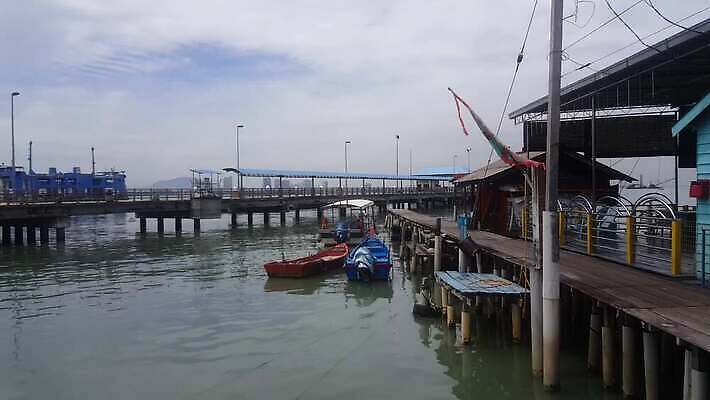 바다 섬 여행 하늘 낚시 주택 풍경 사람없음 목재 물 파란색 마을 침묵 시골 보트 재산 정상 땅 방파제 말레이시아 서쪽 4K 페낭 MP4 해외동영상 클립영상 자연요소 나무 공공시설 아시아 컬러 배_교통 재료 레저 건물 금융 소리 방향 동영상 파일형식