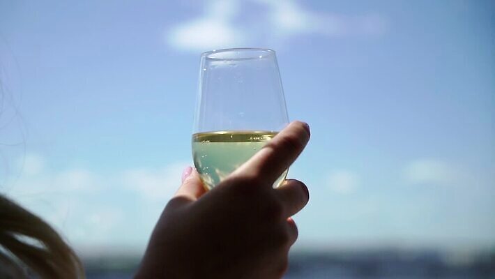 백인 손 여자 기념일 음료 결혼 와인잔 응원 유리 성공 아침 휴가 기념 주류 사람 이벤트 파티 와인 축제 침실 흰색 축하 알코올 잡기 목욕가운 칵테일 생일 액체 아침식사 샴페인 토스트 유리그릇 메를로 양조장 스플래쉬 MOV 해외동영상 클립영상 주간 서양인 그릇 빵 컬러 컨셉 술잔 모션 재질 신체부위 식사 가운 동영상 파일형식