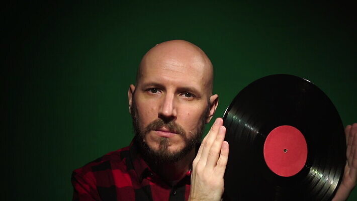 라이프스타일 응시 남자 행복 감정 얼굴 음악 컬러 백그라운드 한명 사람 성인 빨간색 초록색 섹시 파티 소리 기쁨 수확 잡기 혀 DJ 복고 긍정 오디오 대머리 보여주기 비닐 숨김 멍청이 스타일 힙스터 MOV 해외동영상 클립영상 1 헤어스타일 시선 패션 컨셉 농업 모션 재질 문화예술 이벤트 생활 신체부위 전자제품 입 동영상 파일형식