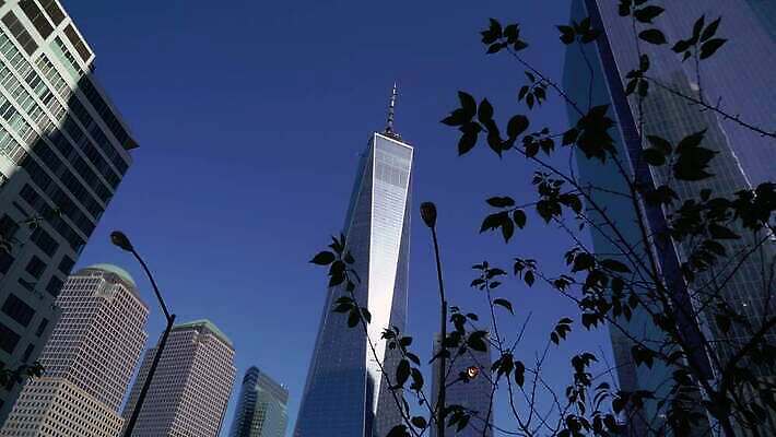 1 외관 여행 비즈니스 건축양식 유리 하늘 미래 새로움 파노라마 사람없음 건물 금융 파란색 도시풍경 세계 사무실 탑 고층빌딩 미국 도시 센터 도심 큼 무역 뉴욕 상업 지역 스카이라인 맨해튼 랜드마크 4K MOV 해외동영상 클립영상 건축물 건축 산업 컬러 컨셉 북아메리카 재질 촬영기법 풍경 빌딩 경제 크기 동영상 파일형식